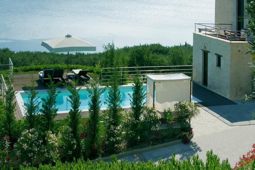 Vila Exensian & Marathiás